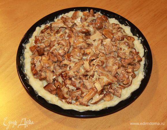 На картофель выложить грибы с луком.