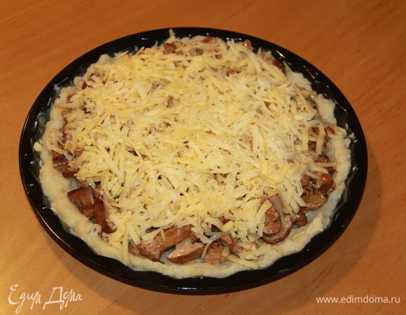 Сверху посыпать сыром.