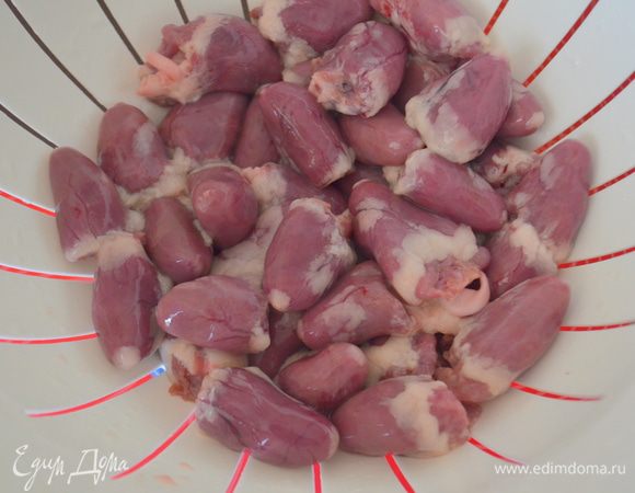 Сердца помыть, обсушить. Убрать пленки и все ненужное! Разрезать на половинки.