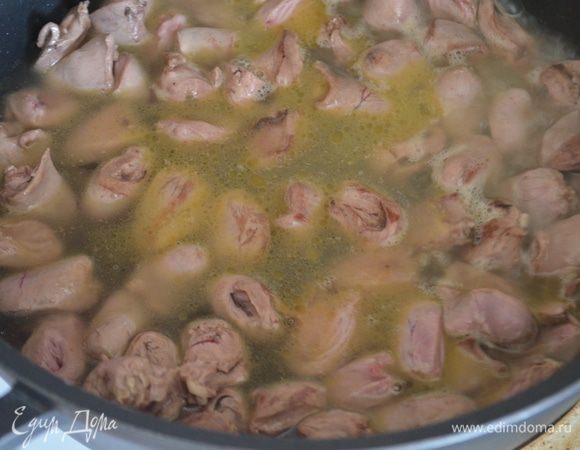 В сотейнике разогреть масло. Выложить сердца и обжарить со всех сторон. Влить полстакана воды и потушить 10 минут под крышкой.