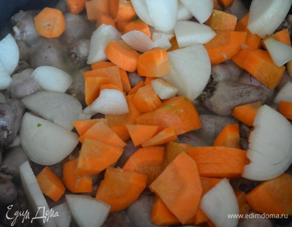 Добавляем морковь и лук и тушим еще 5–7 минут.