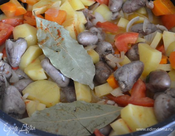 Добавляем картофель, нарезанный на кубики размером с сердечки, мелко нарезанный чили и помидор. Влить еще 1 стакан воды. Солим, перчим, добавляем приправы. Накрыть крышкой и тушить на среднем огне 30–40 минут.