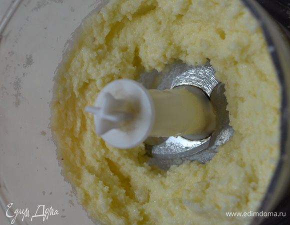 Размягченное сливочное масло взбить с сахаром.