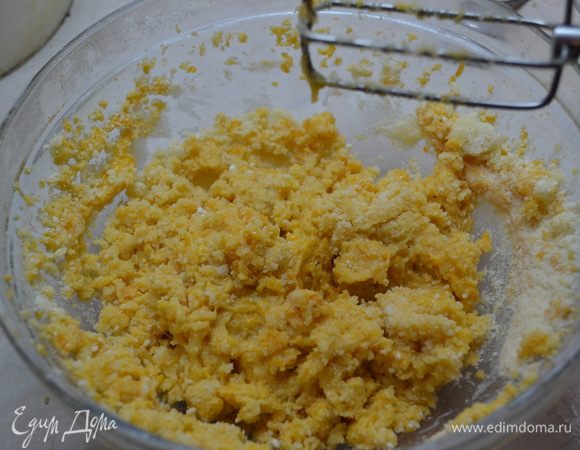 Тыкву  предварительно порезать на кубики и запечь в духовке до готовности. Измельчить запеченную тыкву в неоднородное пюре. Добавить муку и разрыхлитель с солью.  Добавить тыкву в мучнисто-масляную  массу. Хорошо взбить. 