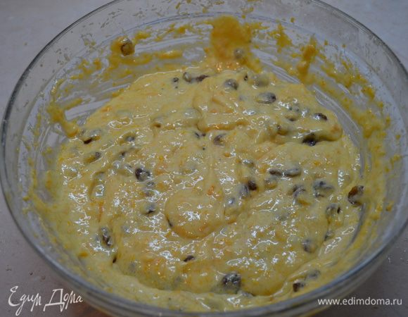 Добавить яйца и все хорошо взбить. Добавить промытый и высушенный изюм. Хорошо вымешать.