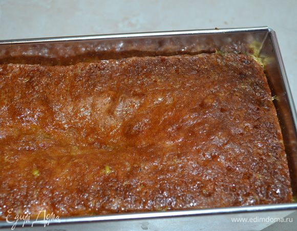 Готовый выпеченный горячий кекс проколоть деревянной  палочкой насквозь и залить сверху порциями весь сироп, распределяя его по всей поверхности кекса. Дать выстояться кексу 1-2 часа.