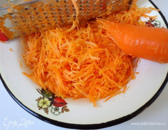 Морковь вымыть и натереть на мелкой терке. Так же натереть цедру с апельсина.