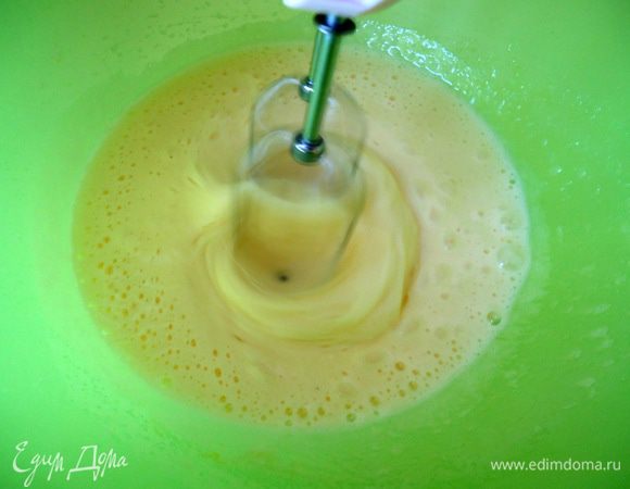 В чаше взбить яйца с сахаром в пышную пену. Добавить растительное масло, морковь и изюм, все аккуратно  перемешать лопаткой.