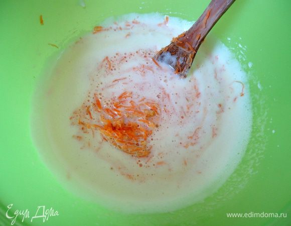 Добавить растительное масло и морковь, все аккуратно  перемешать лопаткой.
