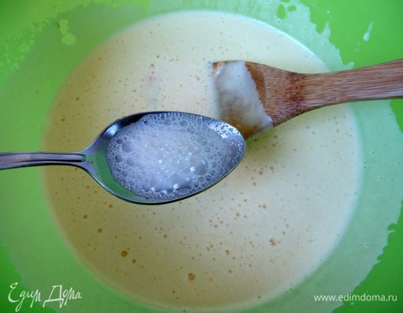 Соду погасить лимонным соком, добавить в чашу.