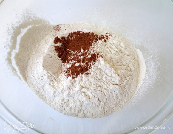 Муку просеять, соединить со специями...