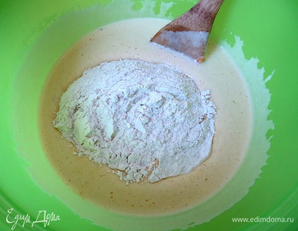 и всыпать в яично-морковную смесь.