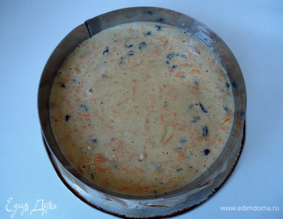 Дно формы застелить бумагой, вылить тесто.  Выпекать в заранее разогретой духовке. 
Я выпекала при 250 гр. около 50 минут из - за особенностей своей духовки.  У кого духовка замечательная, можно печь при 180-200 гр. ~40-45 минут.
