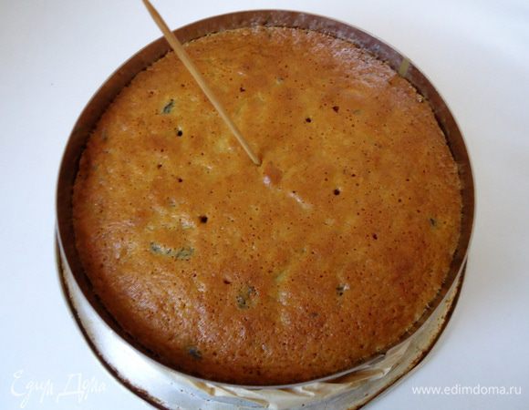 Готовность проверить сухой шпажкой. После выпечки бисквит, не вынимая из формы остудить в течение 15 минут. Затем вынуть и дальше остужать на решетке.