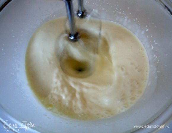 Приготовить крем. Соединить сметану и сгущенное молоко, взбить  в течение 5-7 минут.