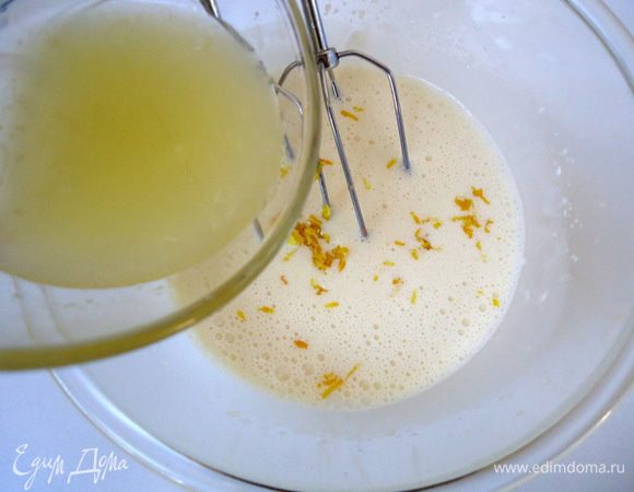 С лимона натереть цедру и отжать сок. 
Добавить цедру в крем и тонкой струйкой ввести сок лимона.