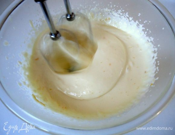 Взбивать несколько секунд. Крем на глазах станет густеть.