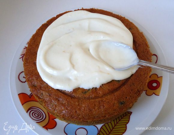 Нанести крем на поверхность остывшего пирога. Охладить. Украсить по желанию. Пирог вкуснее всего становится на второй день.
Приятного!!
