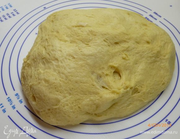 Для приготовления теста все продукты должны быть комнатной температуры. Сливочное масло должно быть очень мягким. Яйца слегка взбиваем венчиком. 500 г муки просеиваем в чашку, добавляем к ней яйца, воду или молоко, сливочное масло, соль, сахар и дрожжи (если дрожжи инстантные, а если активные - сначала разводим их в воде). Вымешиваем тесто, при необходимости добавляем муку. Мне в итоге понадобилось 570 г муки. Тесто должно получится эластичным, не тугим. Оставляем на расстойку на 1-1.5 часа. Сегодня я заводила тесто в хлебопечке, очень удобно оказалось.