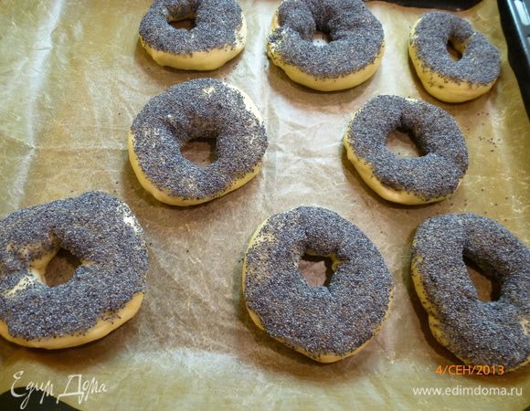 Насыпаем в тарелку мак. Противень застилаем бумагой. Каждый бублик одной стороной обмакиваем в мак и выкладываем на противень на расстоянии 3 см друг от друга. Выпекаем в разогретой до 190 градусов духовке 20-30 минут до слегка золотистого цвета.