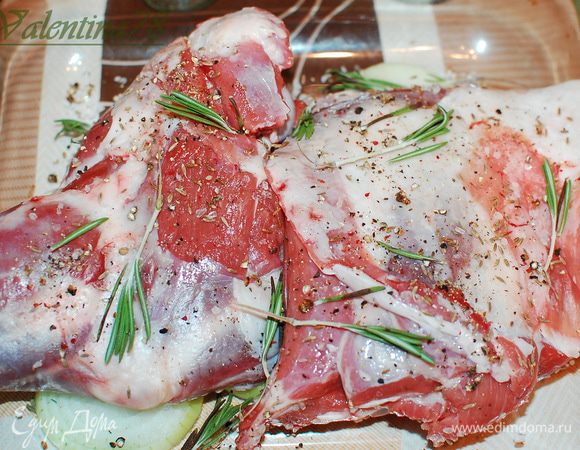 Разогреваем духовку до 260 градусов.
Луковицу очищаем нарезаем толстыми кольцами.Выкладываем кольца лука в жаропрочную форму.
