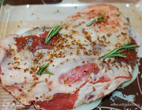 Лопатку натираем  солью,перцем и зирой. Кладем баранину на кольца лука.
Сверху выкладываем веточки розмарина.
Ставим в духовку на 20-30 мин., при температуре 260 градусов.Как только начнет образовываться корочка, уменьшаем температуру до 160 градусов и томим 1.30-2 часа.
