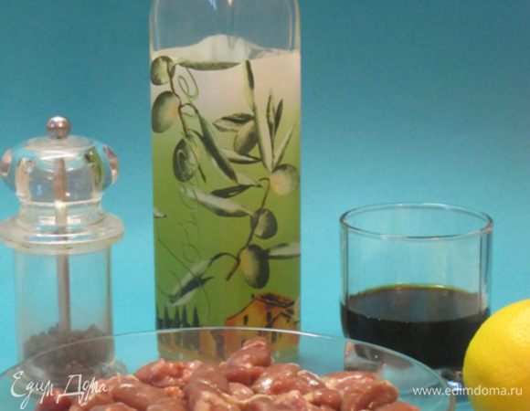 Взять продукты: куриные сердечки, соевый соус, растительное масло, сок лимона, 1 сладкий перец, черный молотый перец, соль.