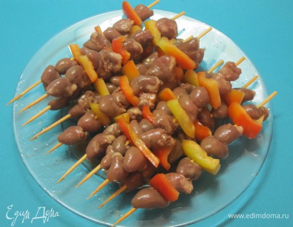 Деревянные шпажки вымочить в холодной воде в течение 30 минут.  Сладкий перец  нарезать кусочками. Нанизать сердечки на шпажки плотно, поочередно с ломтиками сладкого перца.