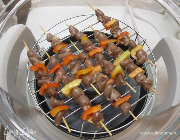 Запечь на мангале или в духовке, поливая оставшимся маринадом. Я запекала в аэрогриле. Готовить 15-20 минут.