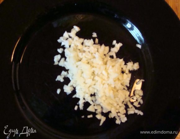 Чеснок мелко нарубить.