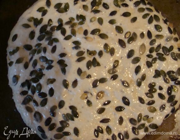 Когда тесто подойдет, вымесить его еще, обвалять в заготовленной смеси из семечек и соли, выложить на противень, придать форму, придавив пальцами и поставить запекать на 15-20 минут при 220*С.