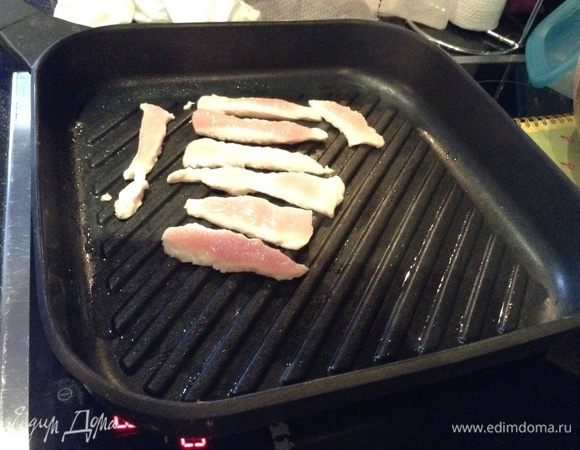 Индейку нарезать соломкой и обжарить на сковороде гриль, но можно и на обычной.