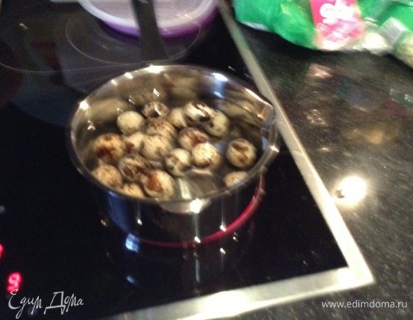 Ставим варить яйца.