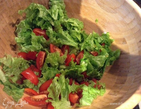 Рвем салат и режем черри на четвертинки вдоль, а не поперек.