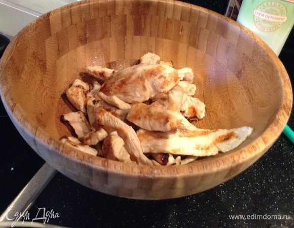 Пока стынет индюшка и черри, трем сыр на крупной терке и ломаем гренки.