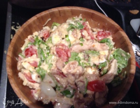 Добавляем готовую заправку для салата «Цезарь» и сверху гренки, перед подачей на стол смешиваем уже все вместе с гренками.