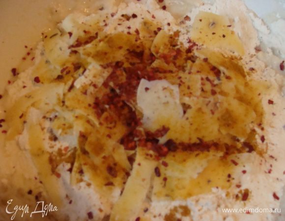 Замесить тесто из муки+дрожжи+сыр натертый стружкой+куркума+паприка. Поставить тесто подходить, смазав его оливковым маслом.