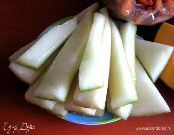 Вот корки, которые я специально с запасом отрезала от кусочков дыни для цукатов...