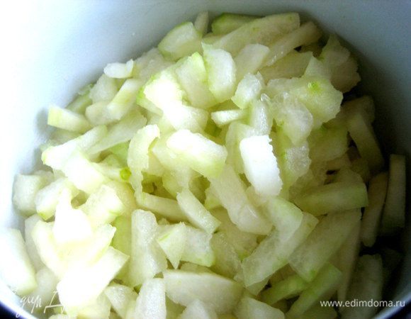 Очистить от наружной кожуры и нарезать, например, соломкой...