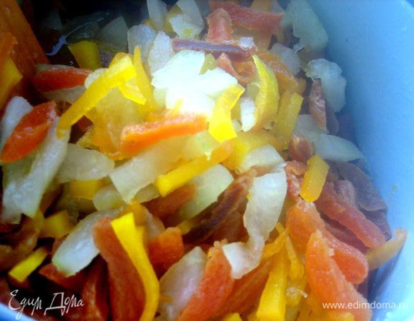 Высыпаем к первому составу и варим, помешивая деревянной лопаткой.