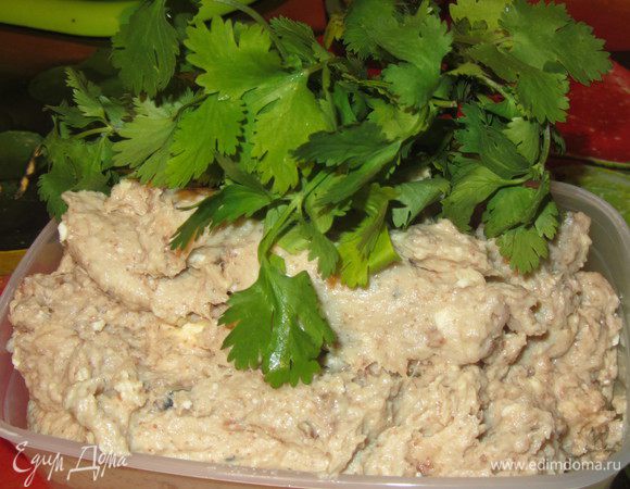 И наслаждаемся!!! Можно сразу... а ежели терпения достаточно, то оставьте на некоторое время в холодильнике... а потом и на хлебушек... да и без него вкусно ВАМ будет!!!