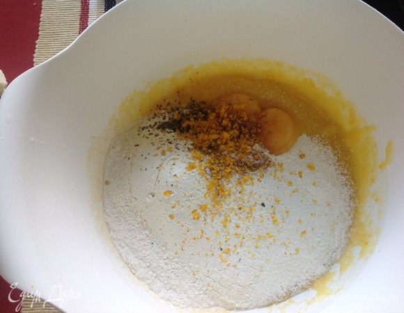 Картофель и тыкву измельчить в однородное пюре, добавить желтки, специи, апельсиновую цедру и муку.замесить тесто.... у меня получилось жидковато.... поэтому добавила еще муки.... но сильно густое не делайте, чтобы ньокки были нежные!