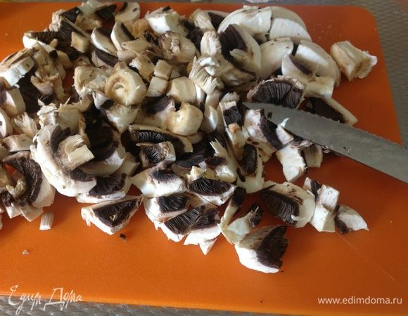 Готовим соус.
Грибы вымыть и нарезать.