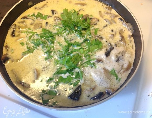 Приправить зеленью.