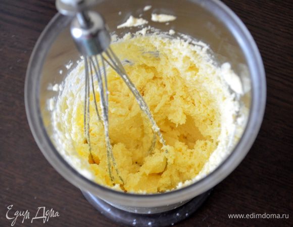 До бела взбить мягкое масло с сахаром.