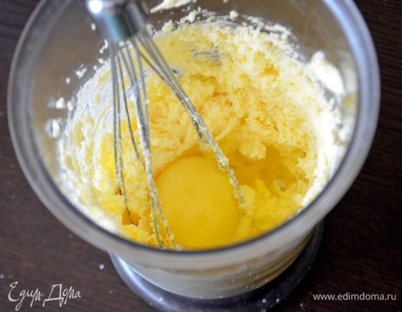 По одному вводим яйца при этом не перестаем взбивать.