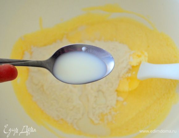 Добавить 1/3 мучной смеси и 2 ст ложки молока и уже не взбивать, а лопаткой из силикона аккуратно размешать.