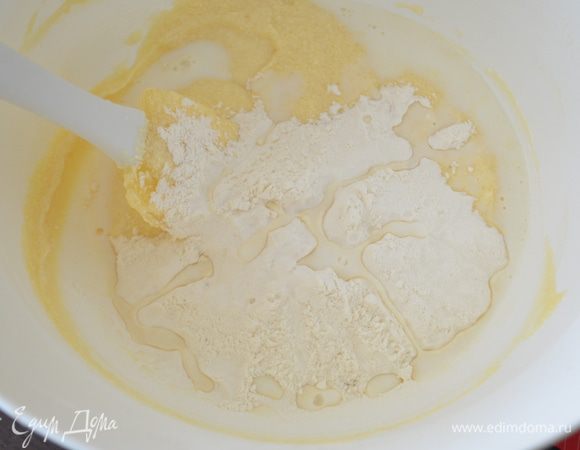 В два подхода вмешиваем муку и молоко, то есть еще 1/3 и еще 2 ст ложки молока и так 2 раза. Каждый раз размешивая лопаткой.