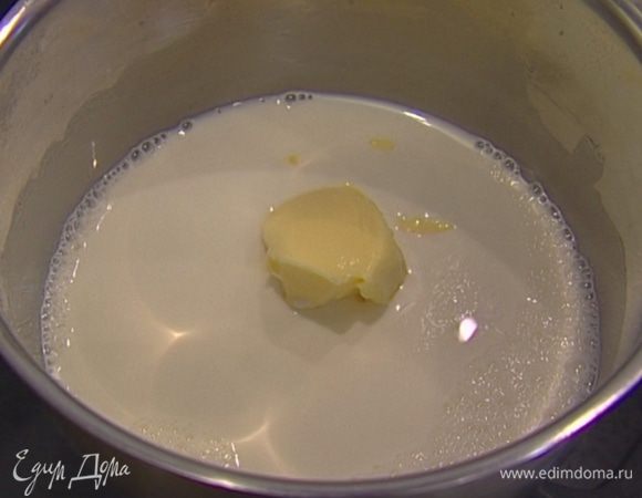 Молоко влить в небольшую кастрюлю, добавить 30 г сливочного масла и растопить на медленном огне. Снять с огня, добавить ванильный экстракт и сахар, все перемешать.
