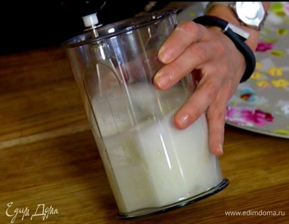 Белки взбить в плотную воздушную массу.